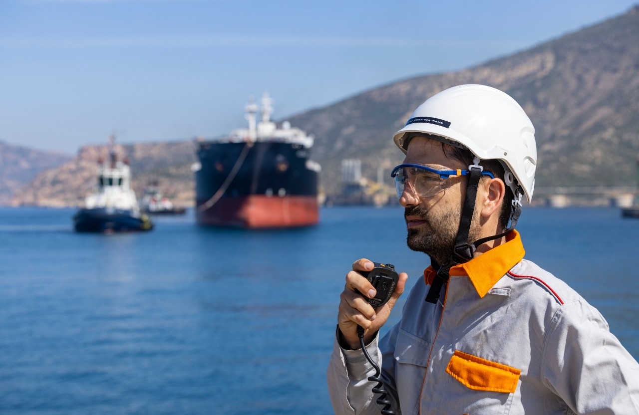 Empleado de Repsol con casco de seguridad