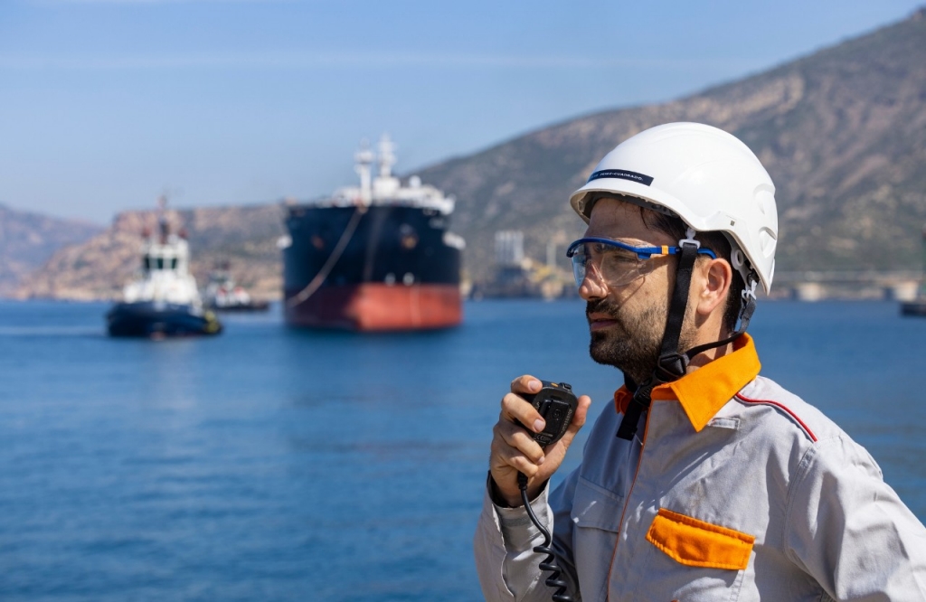 Operario de Repsol hablando por walkie talkie