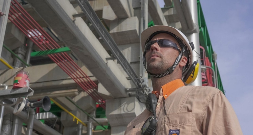 Operario con casco de seguridad en el Complejo Industrial de Cartagena