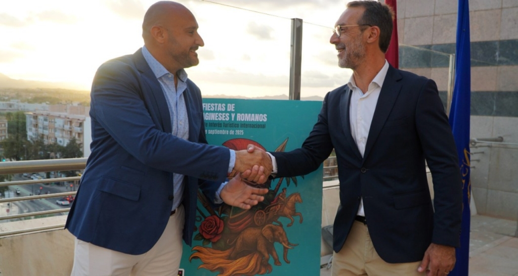 Luis Roque, subdirector Repsol Cartagena y Eduardo Conesa, presidente Federación Tropas y Legiones