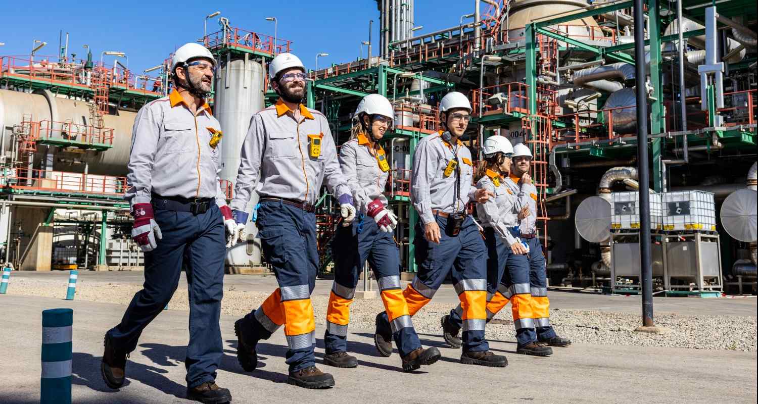 Empleados de Repsol con cascos de seguridad en el Complejo de Cartagena