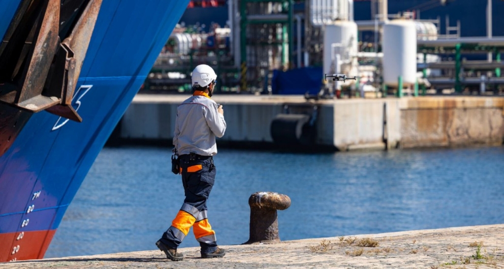 Operario del Complejo de Cartagena pilotando un dron