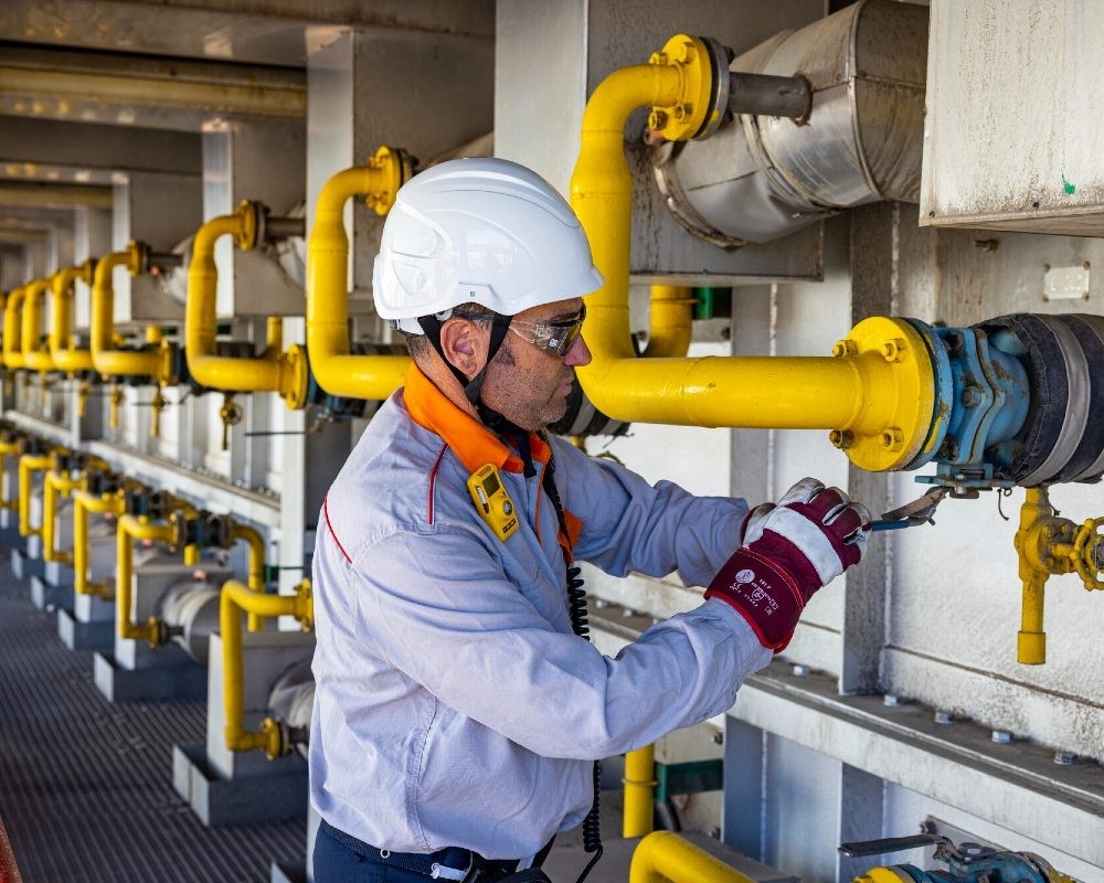 Operario trabajando y utilizando cascos de seguridad y protección para el trabajo