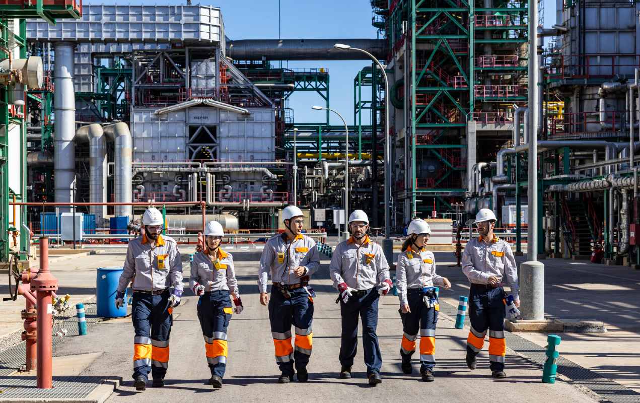 Operarios caminando por el Complejo Industrial de Cartagena