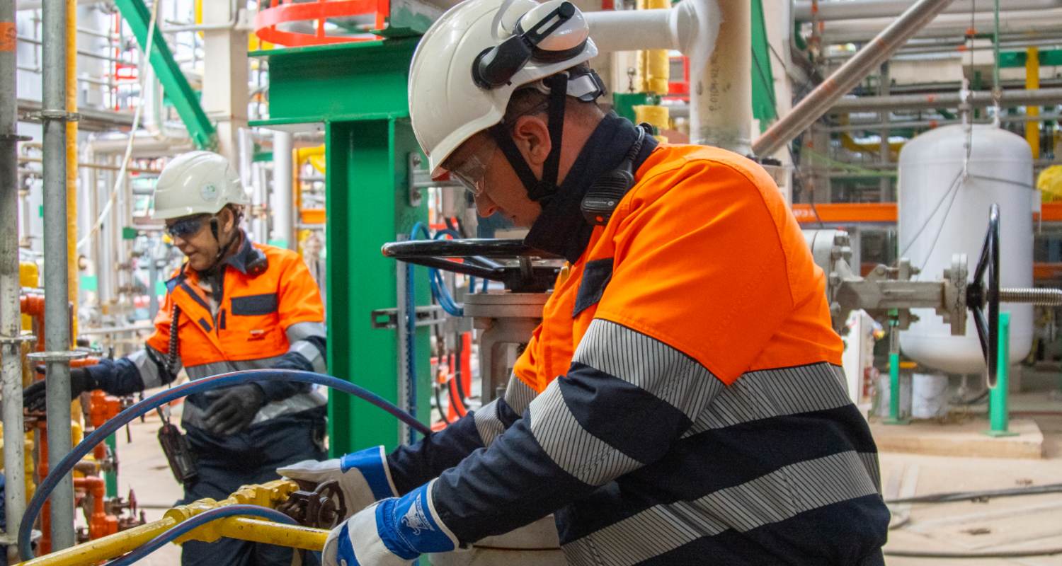 Operarios del Complejo de Cartagena con equipo de protección