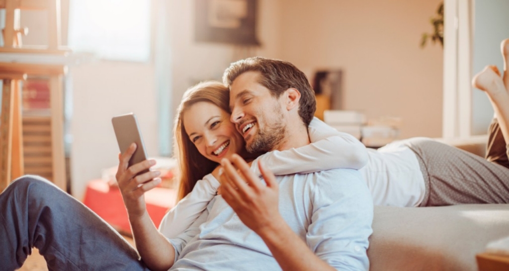 Pareja sonriendo