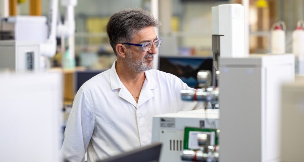 Químico trabajando en un laboratorio