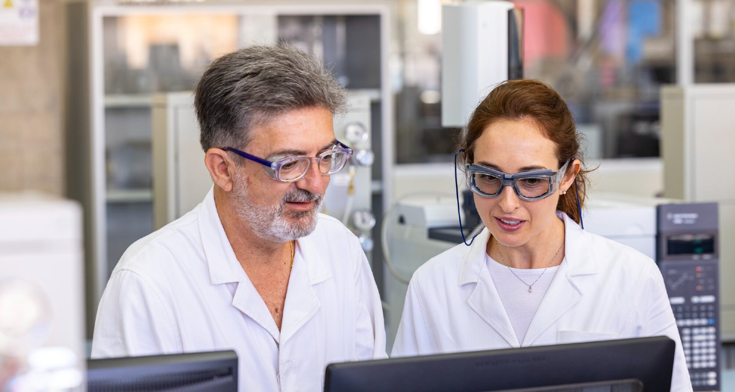 Químicos trabajando en un laboratorio