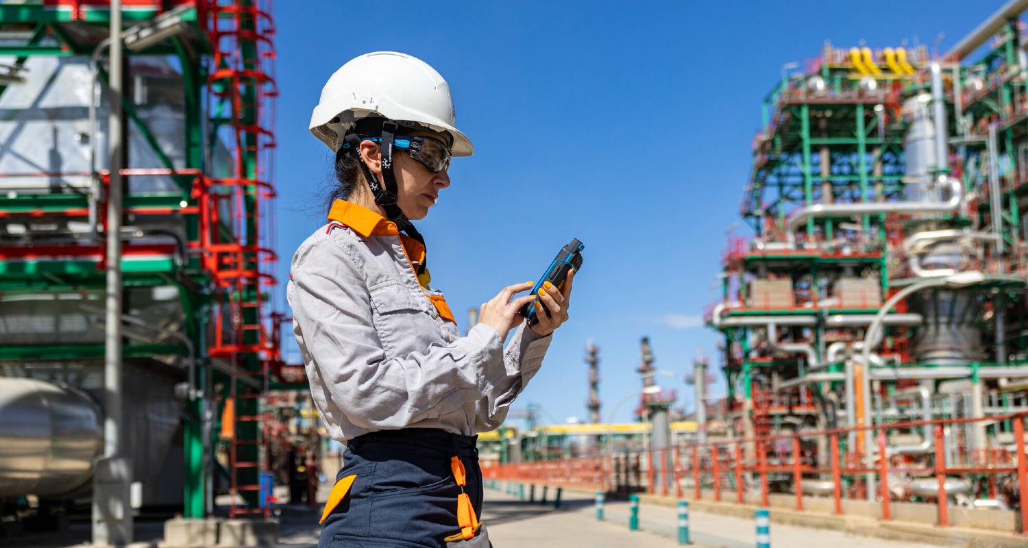 Trabajadora utilizando PDA en el Complejo de Cartagena