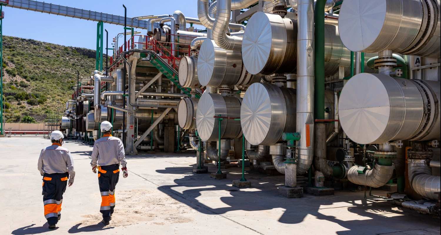 Trabajadores caminando por el Complejo de Cartagena
