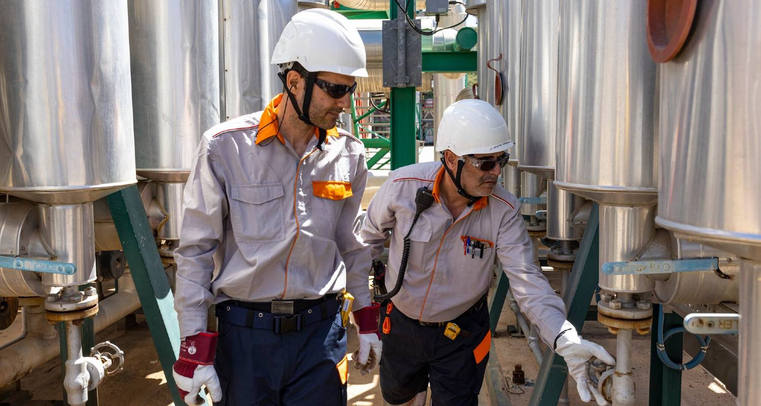 Trabajadores de Cartagena revisan el funcionamiento de la maquinaria