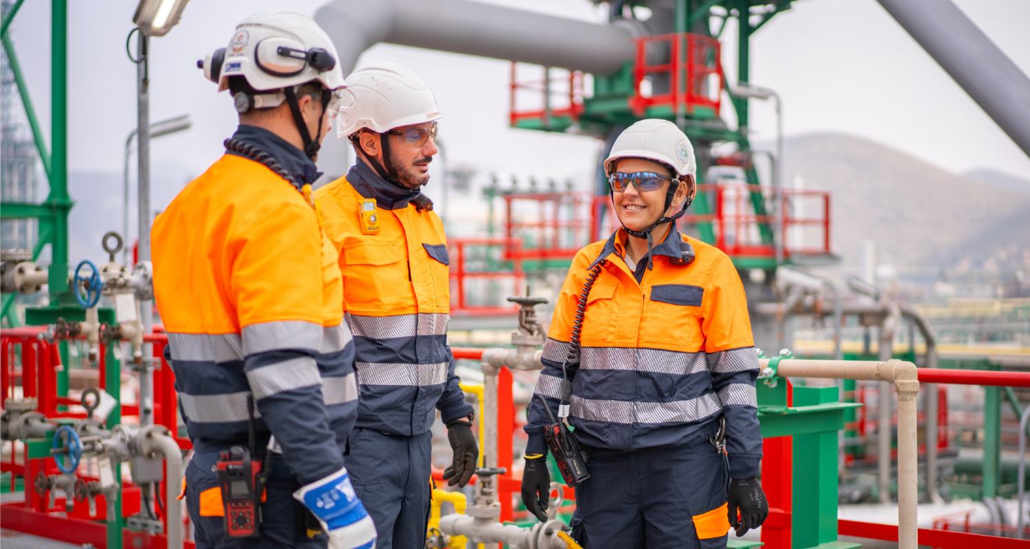 Trabajadores del Complejo de Cartagena conversando
