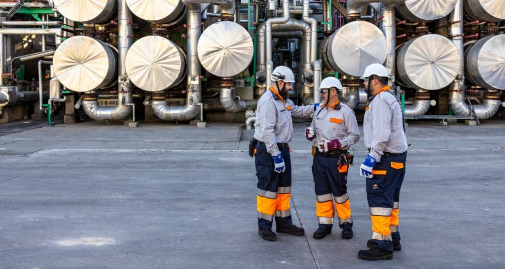 Trabajadores conversando en el Complejo de Cartagena