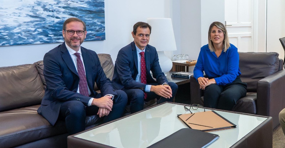 La alcaldesa de Cartagena recibe al nuevo director del complejo industrial de Repsol