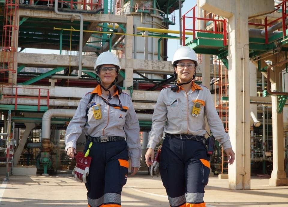 Luis Roque, subdirector Repsol Cartagena y Eduardo Conesa, presidente Federación Tropas y Legiones