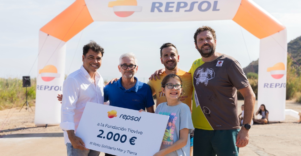 Entrega de cheque III Reto Solidario Mar y Tierra