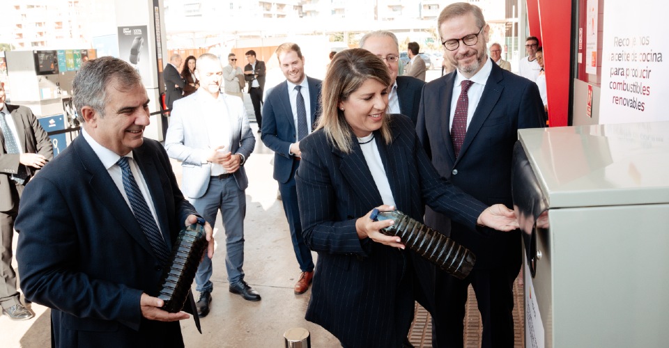 Repsol comienza a recoger aceite de cocina usado en las estaciones de servicio de la Región de Murcia