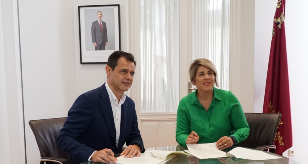 Antonio Mestre director del Complejo Industrial de Cartagena y Noelia Arroyo alcaldesa de Cartagena