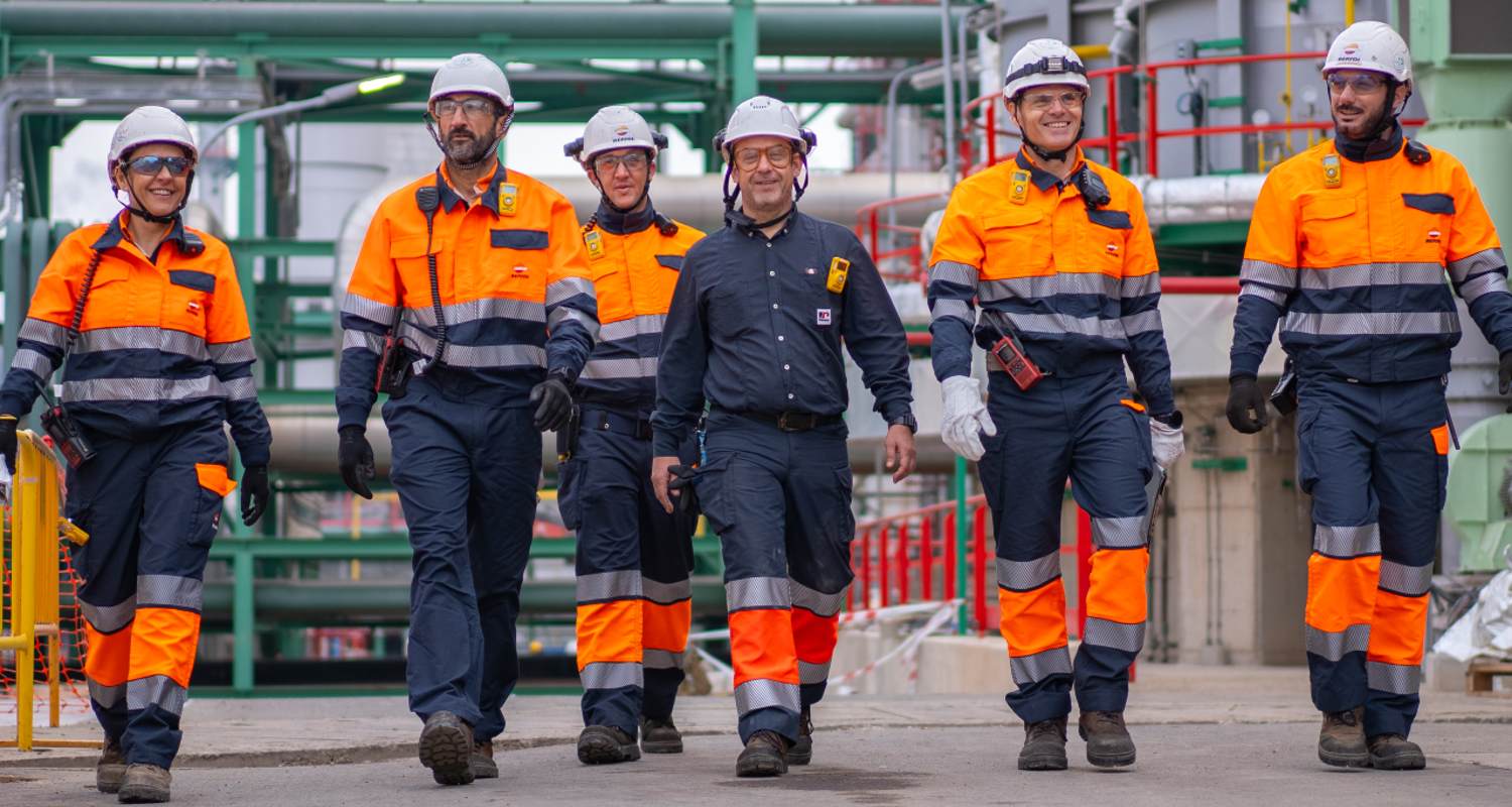 Operarios del complejo caminando