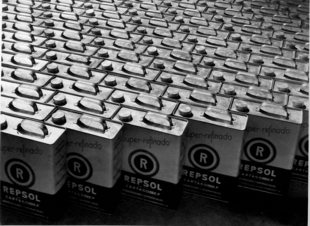 Varias latas antiguas de combustible