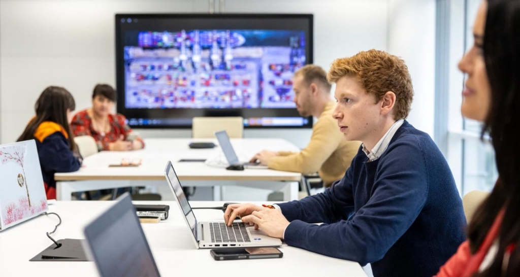 Becario con portátil