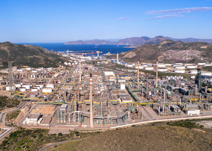 Operarios cruzando una pasarela