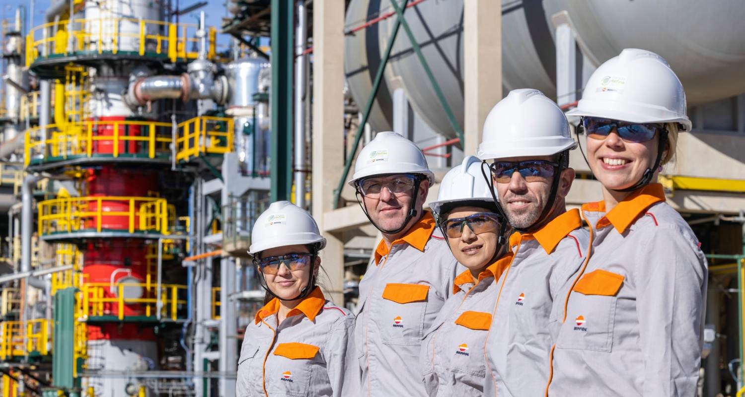 Empleados de Repsol con cascos de seguridad en la refinería.